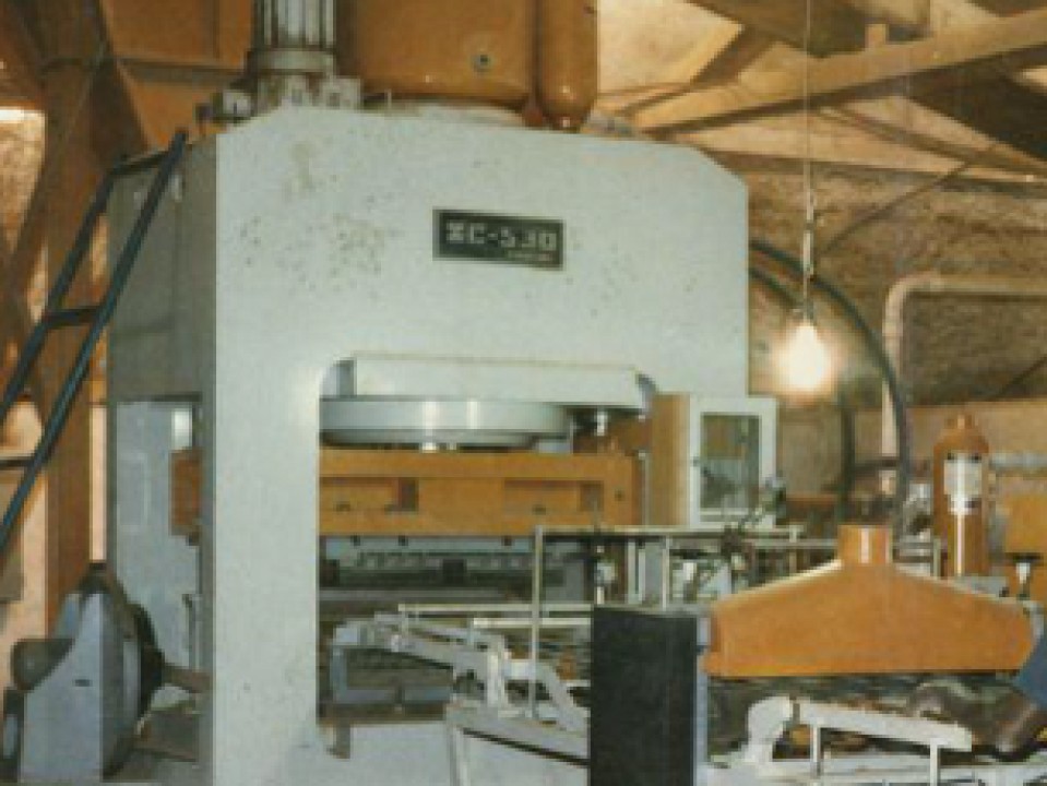 Biancogres: 1983 - 1º produção de lajotão esmaltado em biqueima