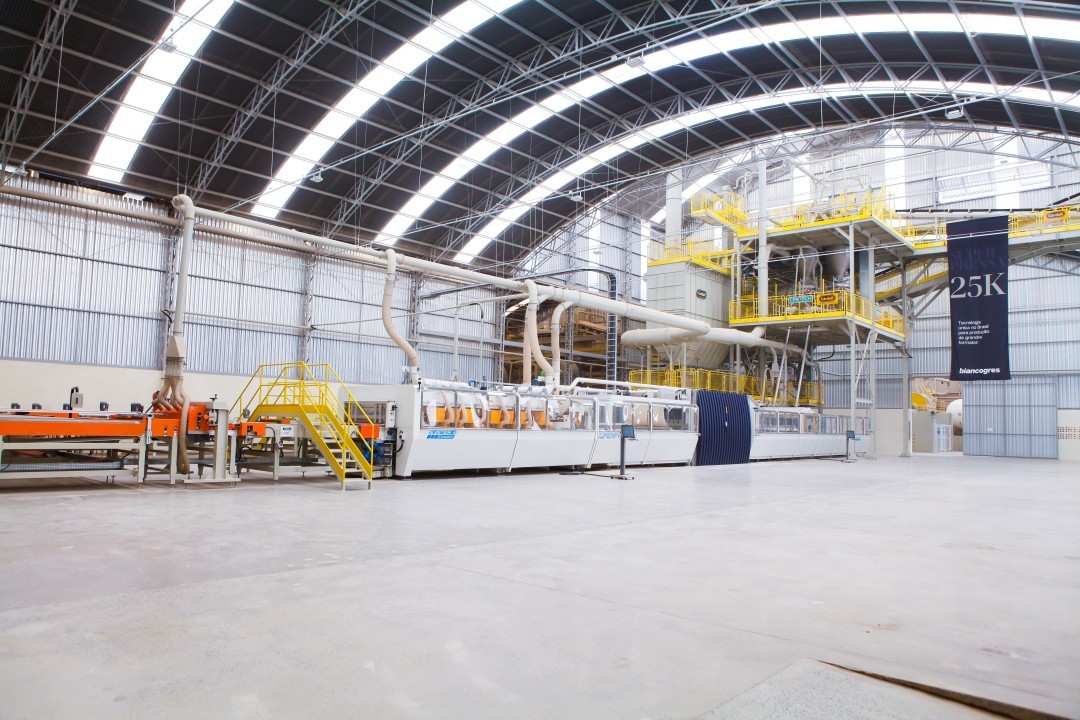 Biancogres: 2021 - Superprensa de 25K toneladas-força para fabricação de lastras