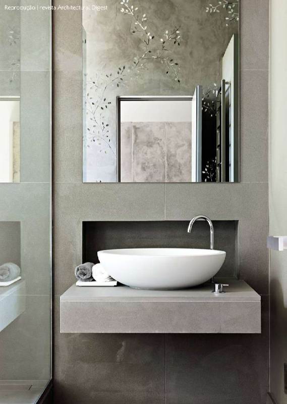banheiro pequeno cinza