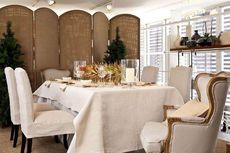 Mesa com branco e dourado