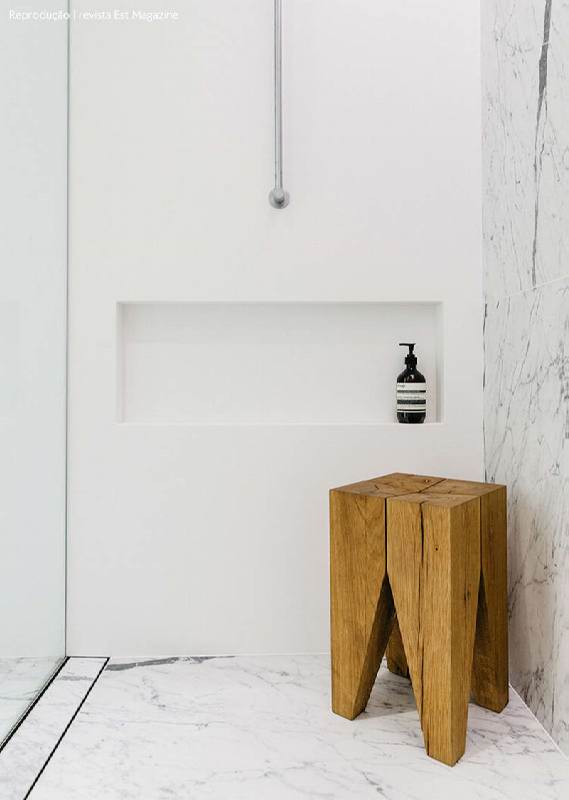 banheiro pequeno com porcelanato marmorizado branco