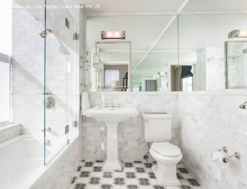 banheiro pequeno com espelho