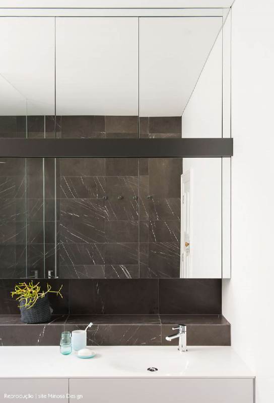 banheiro pequeno com espelho