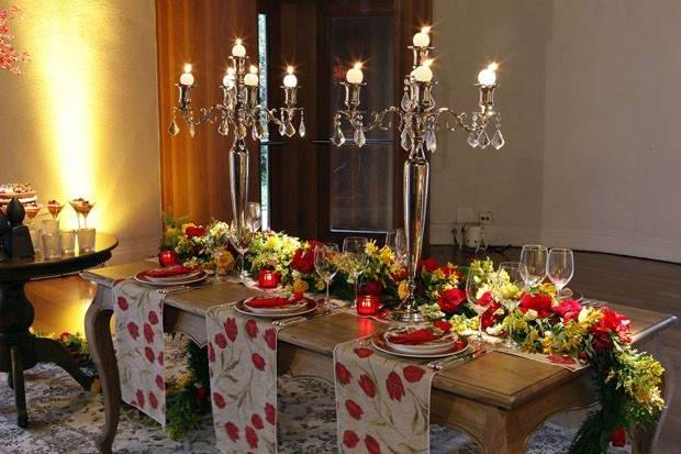 Castiçais na mesa da ceia de Natal