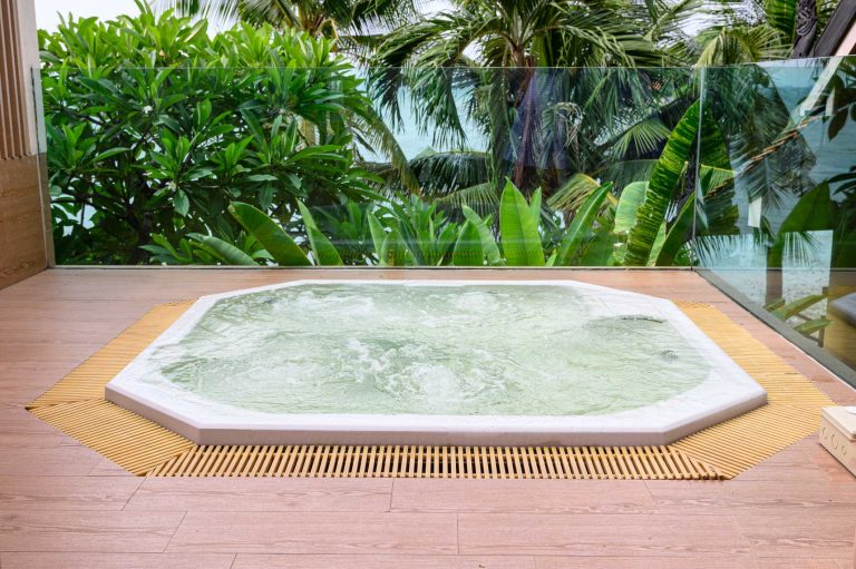 Inspirações para área de jacuzzi em casa